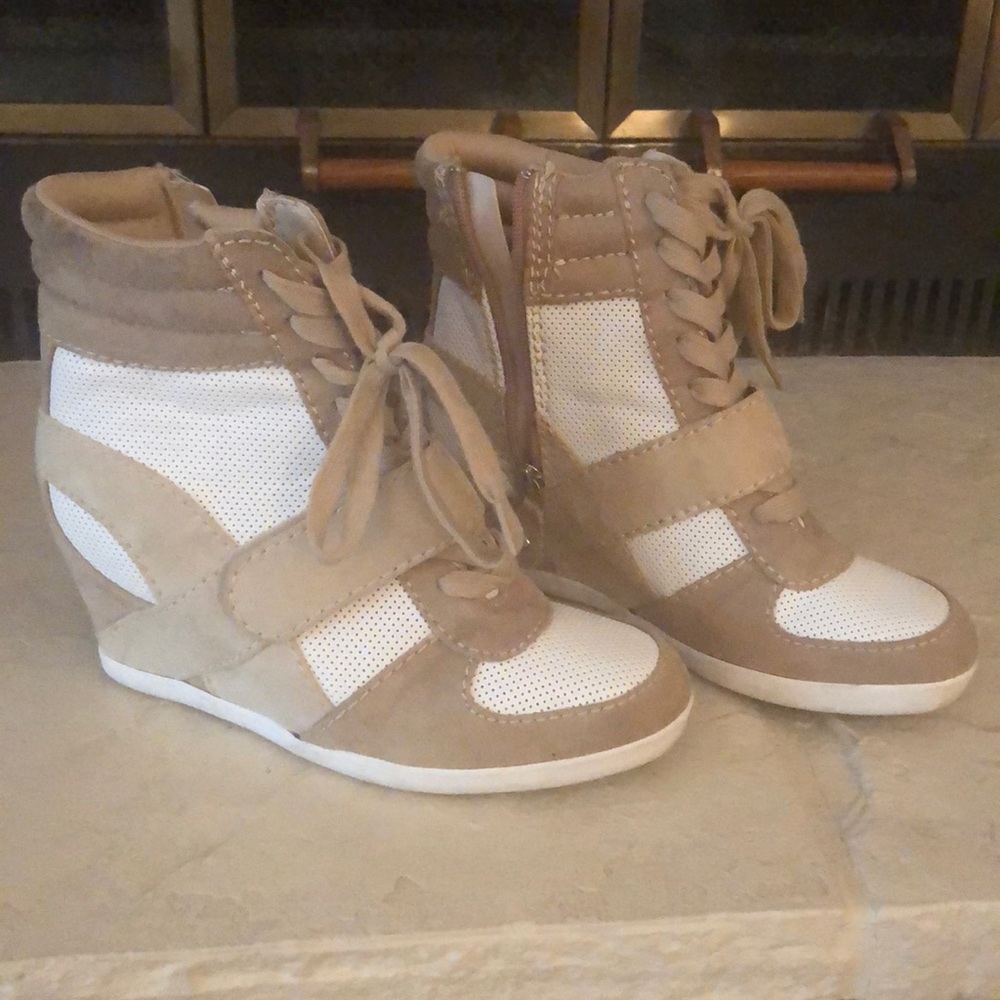Hidden heel wedges